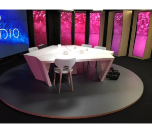 Table studio TV avec support écrans